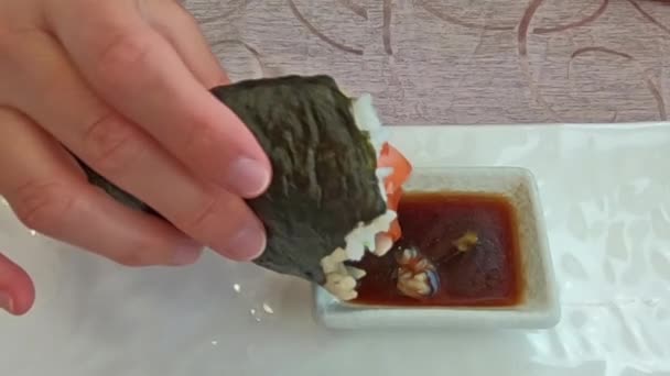 Cono di Temaki in salsa di soia — Video Stock