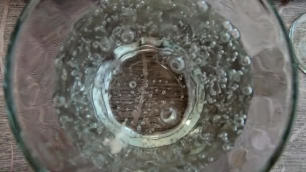 Sparkling water on the glass — Stock Video