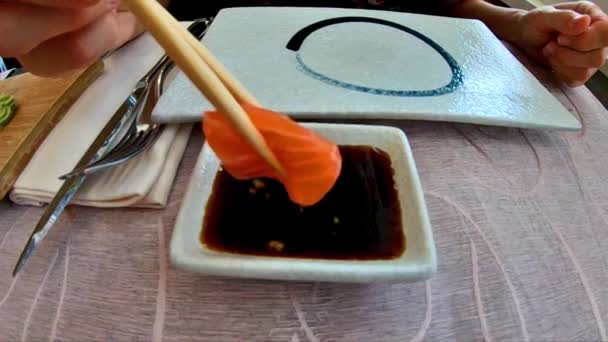 Sake plato de sushi — Vídeos de Stock