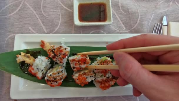 Uramaki de tempura de camarão — Vídeo de Stock