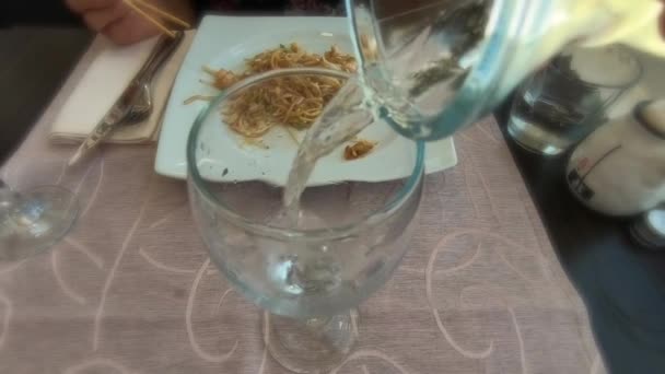 Verter vino blanco sobre un vaso — Vídeos de Stock