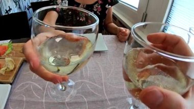 akşam yemeği alkış kadınla