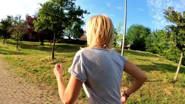 Kvinnan jogging på vägen — Stockvideo