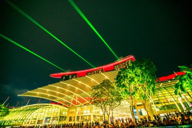Singapur - 26 Nisan 2018: kalabalık turist Singapur Marina Bay Sands Promenade olay Plaza zevk lazer ışıkları göster Marina Bay Sands Hotel ve Casino yukarıda. Gece cityscape sahneleri.