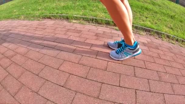 Side jogging sapatos de ginástica — Vídeo de Stock