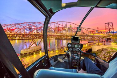 Singapur köprüde helikopter