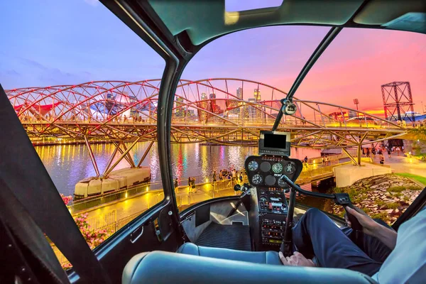 Helikopter på Singapore bro — Stockfoto