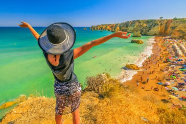 Algarve kıyısında kadında