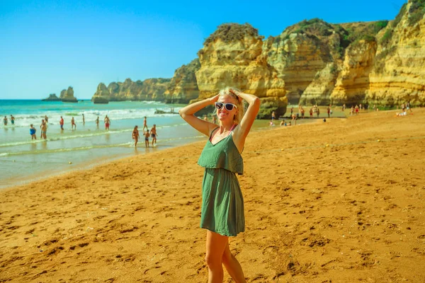 Wanita di Pantai Dona Ana — Stok Foto