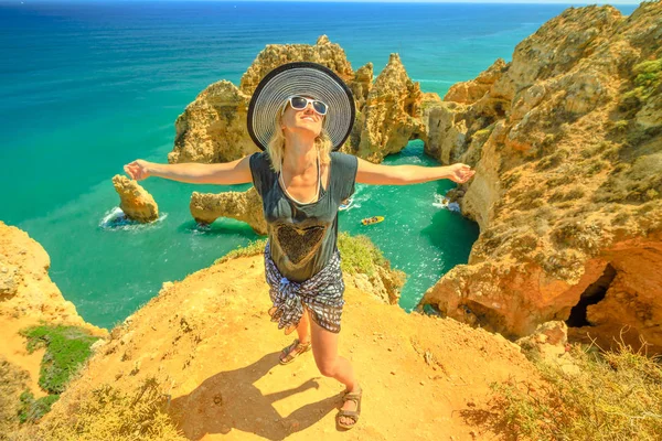 Mujer turística en Algarve — Foto de Stock