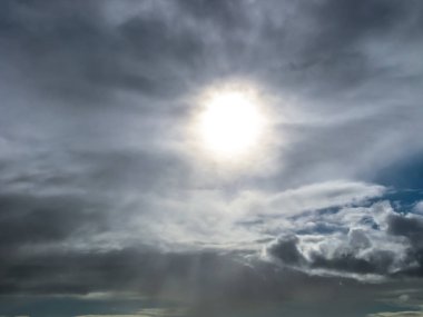 Kara bulutlu gökyüzü