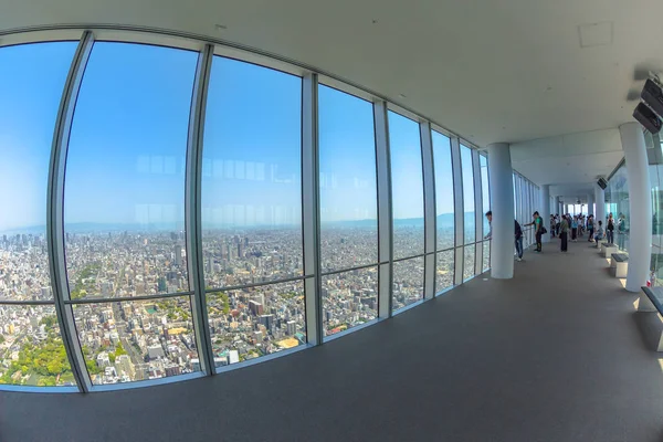 日本大阪 2017年4月30日 在日本最高的摩天大楼 Osakas 阿倍野 Harukas 顶部观景平台内的大窗户 — 图库照片