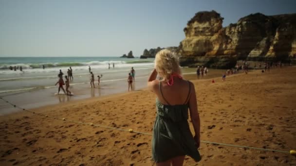 Mulher na praia de Dona Ana — Vídeo de Stock