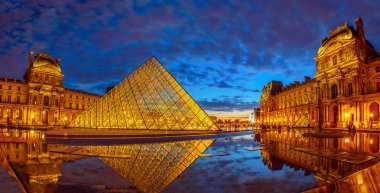 Louvre Müzesi yansıması