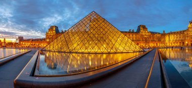 Louvre Müzesi yansıması