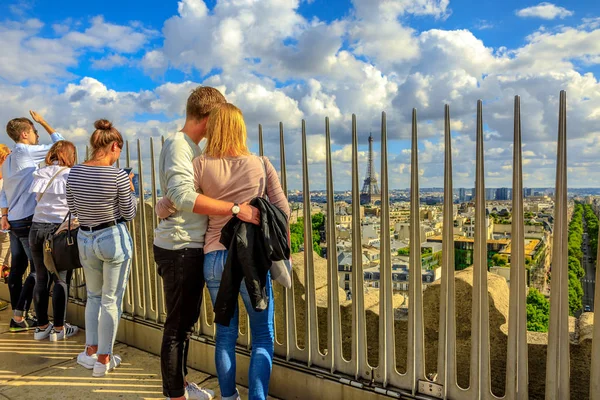 Cuople in Paris — Stockfoto