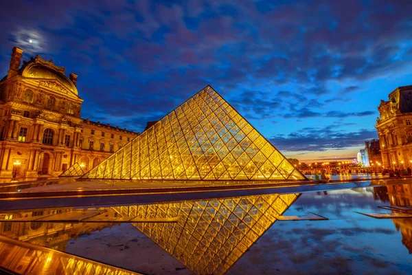 Louvre Piramidi yansıtıyor