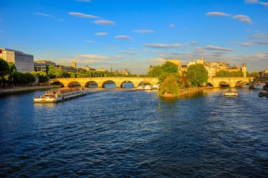 Seine Nehri üzerinde seyir