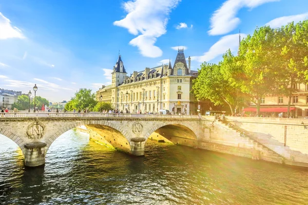 Conciergerie e Pont au Mudança — Fotografia de Stock