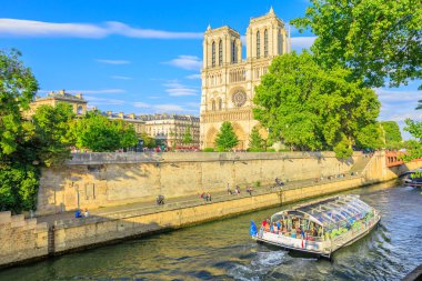 Seine Nehri üzerinde seyir