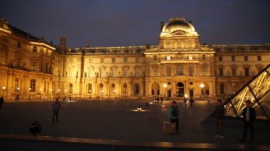 Paris, Fransa - 1 Temmuz 2017: Cephe, Louvre Sanat Müzesi Cour de akşam aydınlatılmış Napolyon. Louvre Müzesi dünyanın en büyük müzelerinden biridir. Paris sermaye ünlü dönüm noktası.