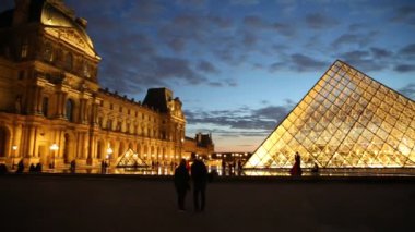 Louvre Müzesi yansıması