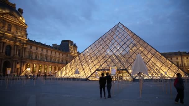 Museo del Louvre reflejando — Vídeo de stock