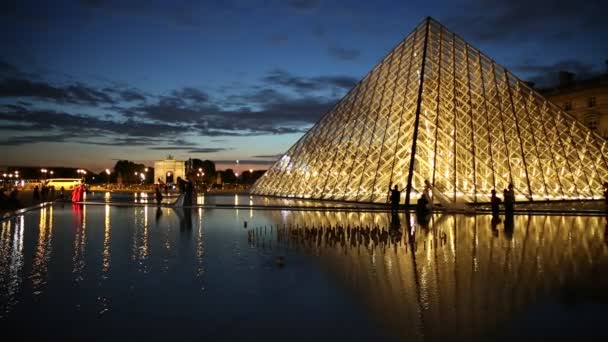 Pirámide de vidrio del Louvre — Vídeo de stock