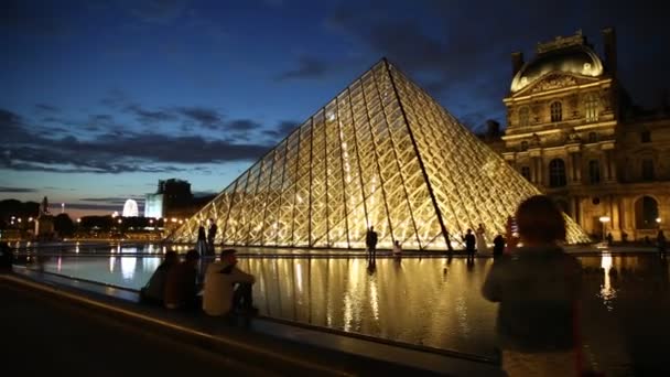 Louvre piramit alacakaranlık — Stok video