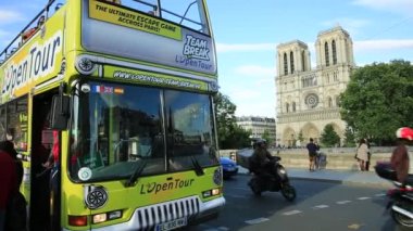 Paris turistik otobüs