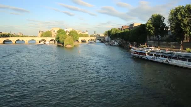 Kryssning på floden Seine — Stockvideo