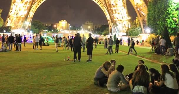 Tour Eiffel kväll — Stockvideo