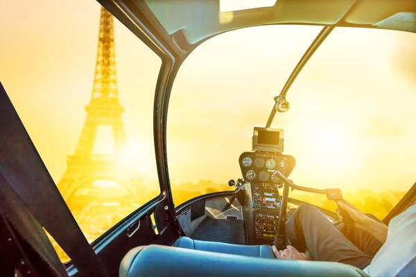 Ελικόπτερο στο Παρίσι — Φωτογραφία Αρχείου