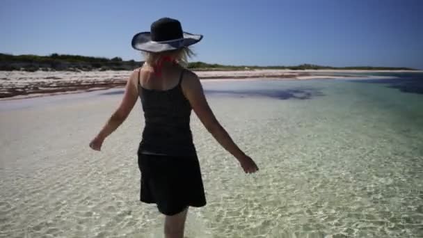 Fußgängerin am Strand — Stockvideo