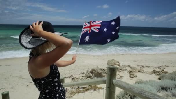 Avustralya Bayrağı Sallayarak Turkuaz Denize Bakarak Kum Üzerinde Kadın Mettams — Stok video