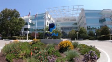 San Jose, Ca, Amerika Birleşik Devletleri - 12 Ağustos 2018: Paypal merkezi Silikon Vadisi'nde bayrakları. PayPal çok uluslu bir şirket, ödemeler internet iş için sanal bir banka olduğunu.