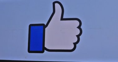 Menlo Park, California, Amerika Birleşik Devletleri - 13 Ağustos 2018: Facebook gibi logo giriş ilana gelen Hacker şekilde Facebook Karargahı'na Silikon Vadisi izole. Facebook gibi düğmesi işareti.