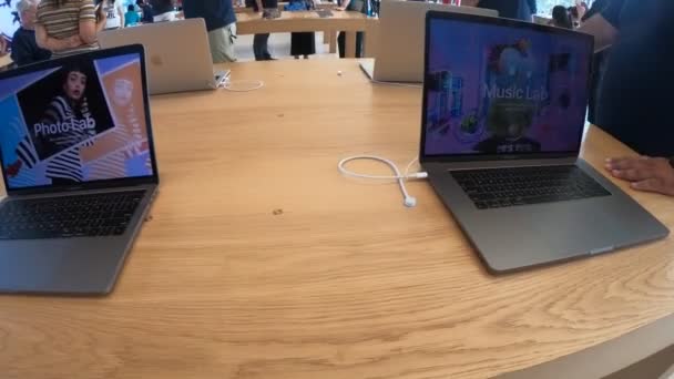 Κατάστημα Apple Macbook pro — Αρχείο Βίντεο