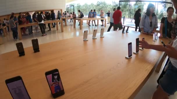 Pantalla maxi del Apple Store — Vídeo de stock