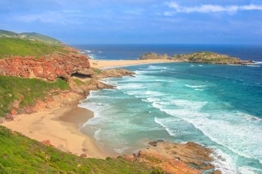 Dalgalar kayalıkları üzerinde