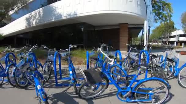 Парковка для велосипедов в кампусе Линкедин — стоковое видео