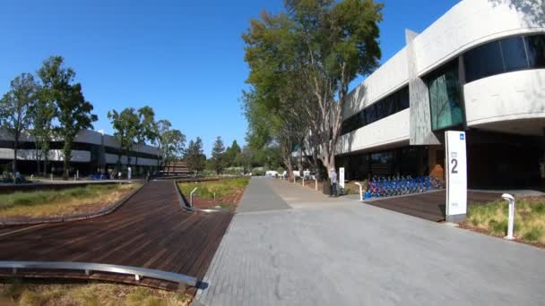 Linkeauf dem Campus im Silicon Valley — Stockvideo