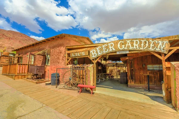 Lils saloon biergarten — Stockfoto