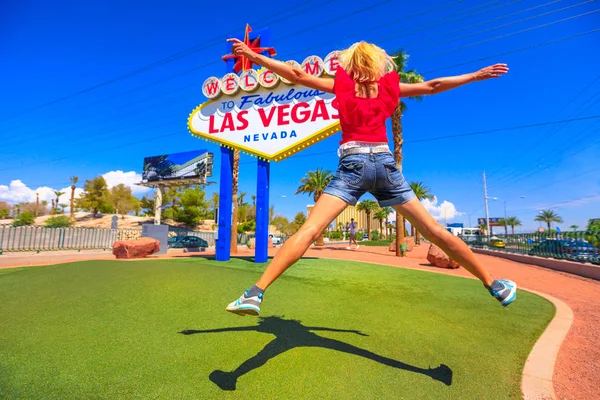 Las Vegas Sign Jumping — Stock Photo, Image