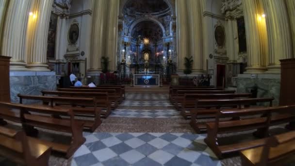 意大利博洛尼亚 2018年9月29日 圣卢卡圣殿圣母玛利亚中心内殿与孩子圣母玛利亚的偶像 Faithfuls 坐祈祷 — 图库视频影像