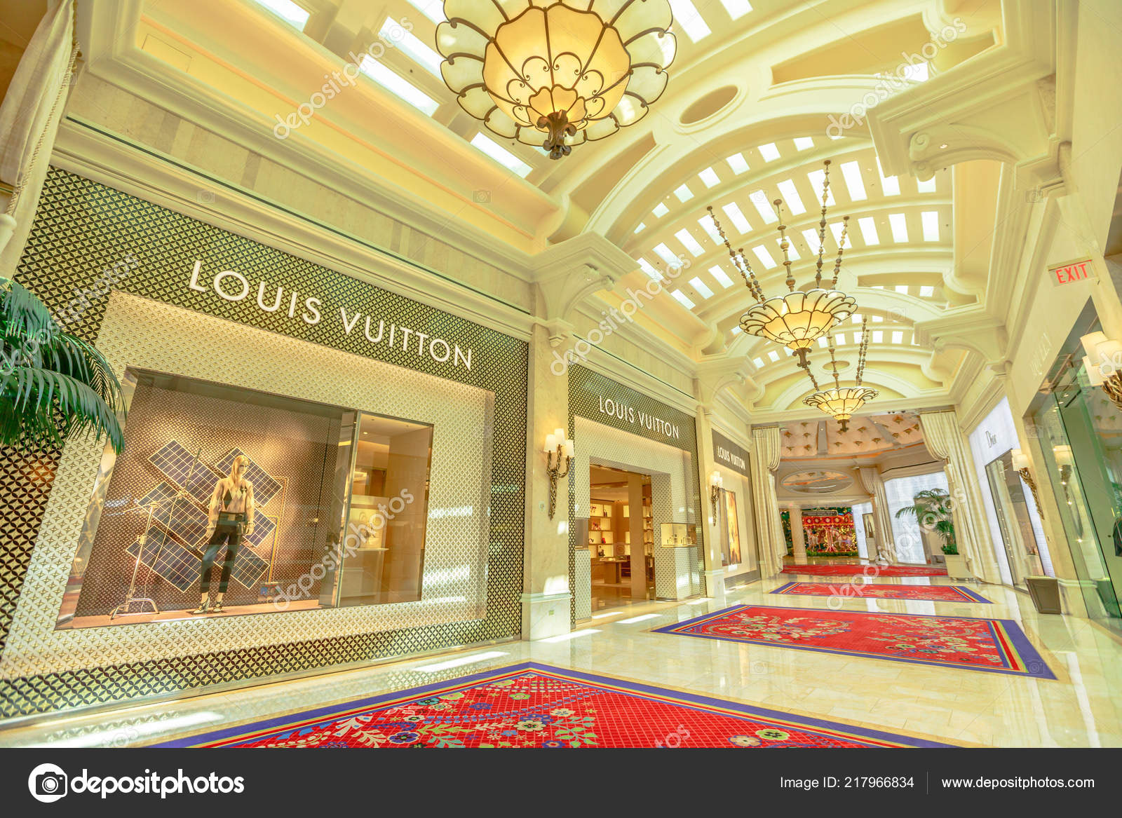 Encore Esplanade Louis Vuitton – Stock Editorial Photo © bennymarty  #217966834