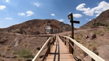 Okul kilise Calico dağlarda, Calico Mojave Çölü eski madenciliği Ghost Town yakınındaki Barstow'da California, ABD Köprüsü ve Şapel. Western kovboy yerleşim Historic Park ve seyahat hedef