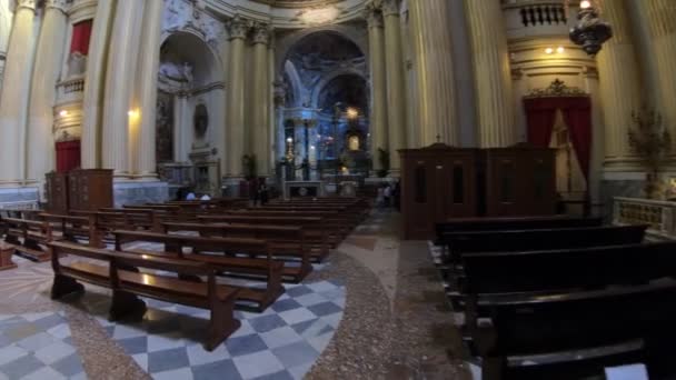 意大利博洛尼亚 2018年9月29日 圣玛丽大教堂的圣母殿内部与耶稣孩子的圣母玛利亚的图标 — 图库视频影像