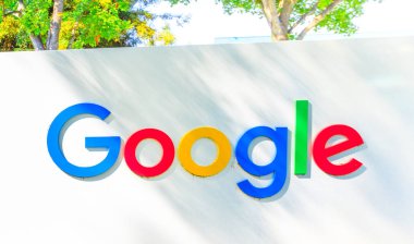 Mountain View, California, ABD - 13 Ağustos 2018: bir Google Genel Müdürlük işaret izole Google logosu. Google teknoloji lideri Internet Hizmetleri, online reklam, arama motoru, bulut depolama.
