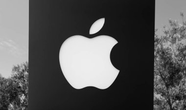 Cupertino, Ca, Amerika Birleşik Devletleri - 12 Ağustos 2018: Ayrıntılar Apple logosunun yeni Apple Genel Müdürlük ve Apple Park ziyaretçi merkezi Tantau Avenue Cupertino, Silikon Vadisi, Kaliforniya.